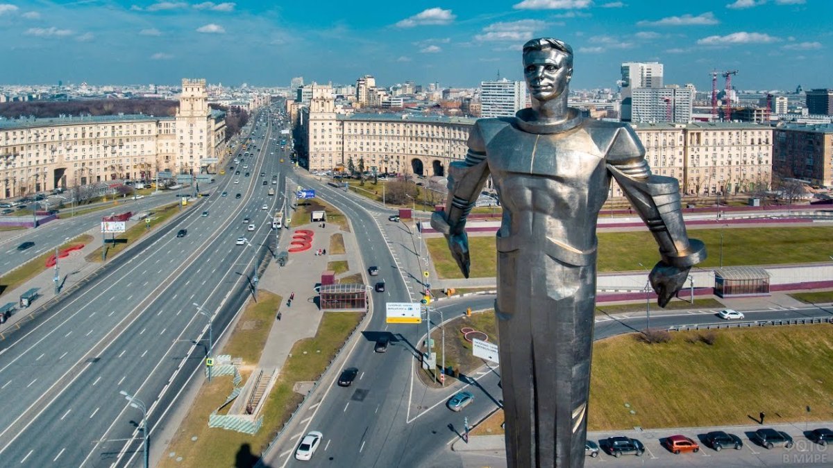Памятник Юрию Гагарину в Москве на Ленинском проспекте