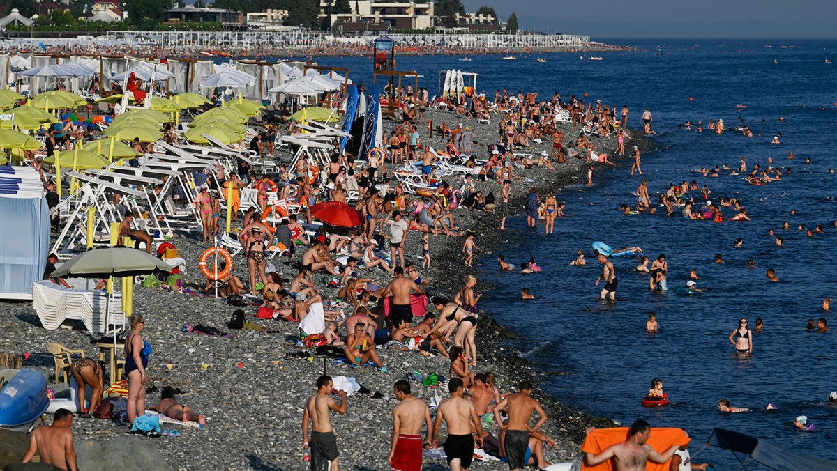 Люди на пляже Сочи