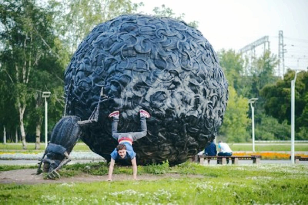 Памятник жуку скарабею в Перми