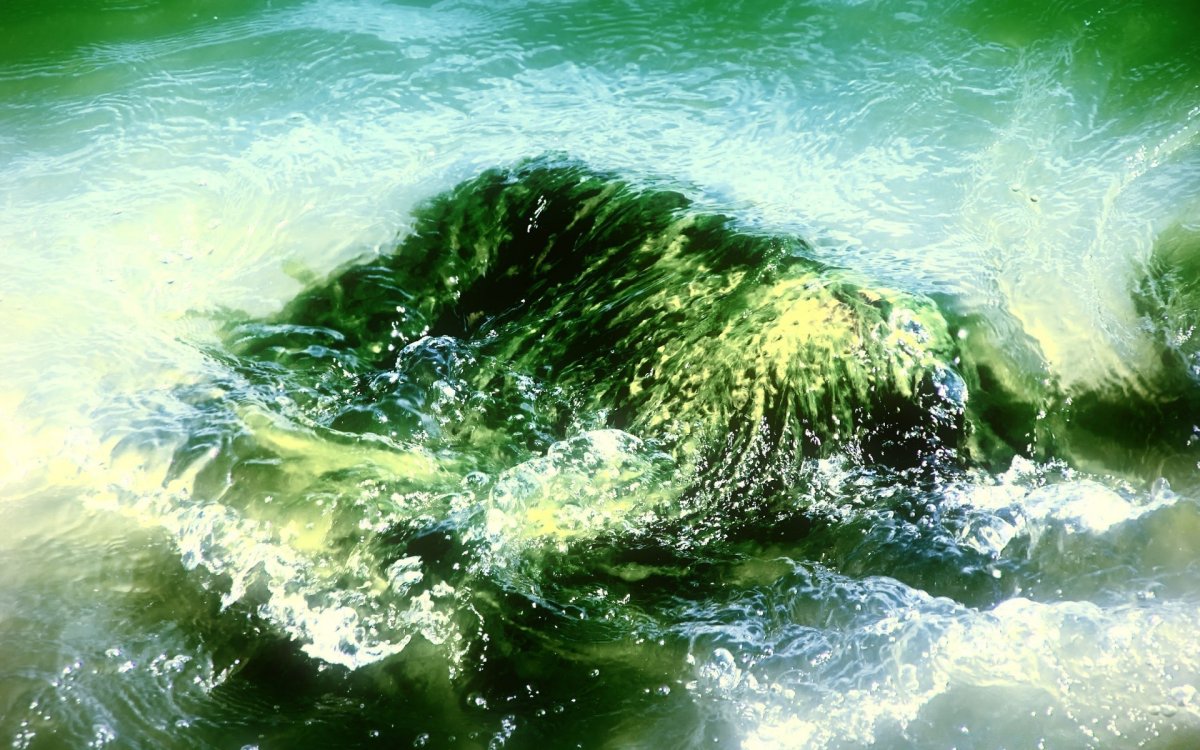 Море изумрудного цвета