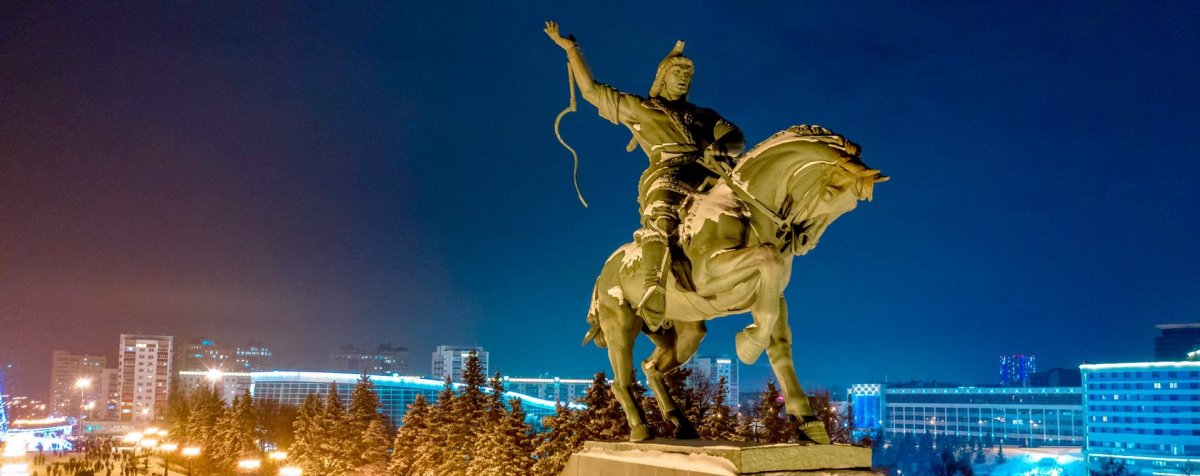 Салават Юлаев памятник в Уфе ночью