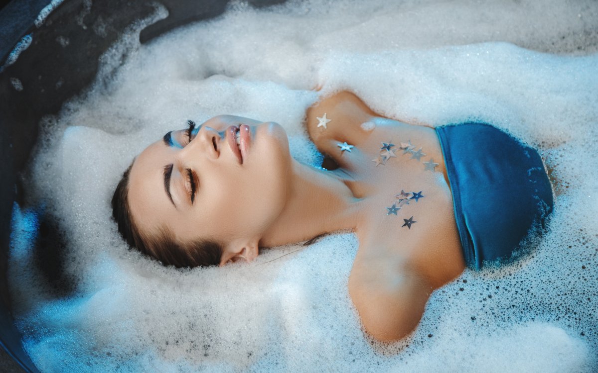 Красивые девушки в пене