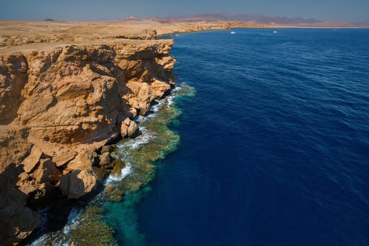 Красивый мыс в Красном море