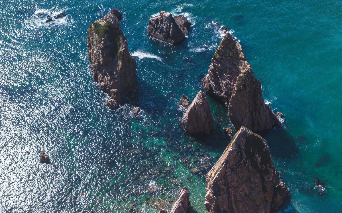 Острые скалы в море