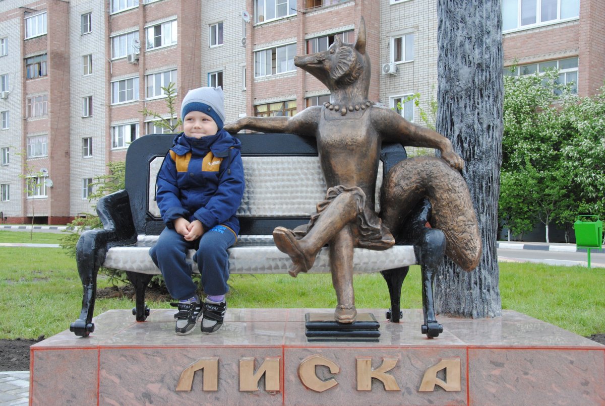 Скульптура ворона и лиса Лиски