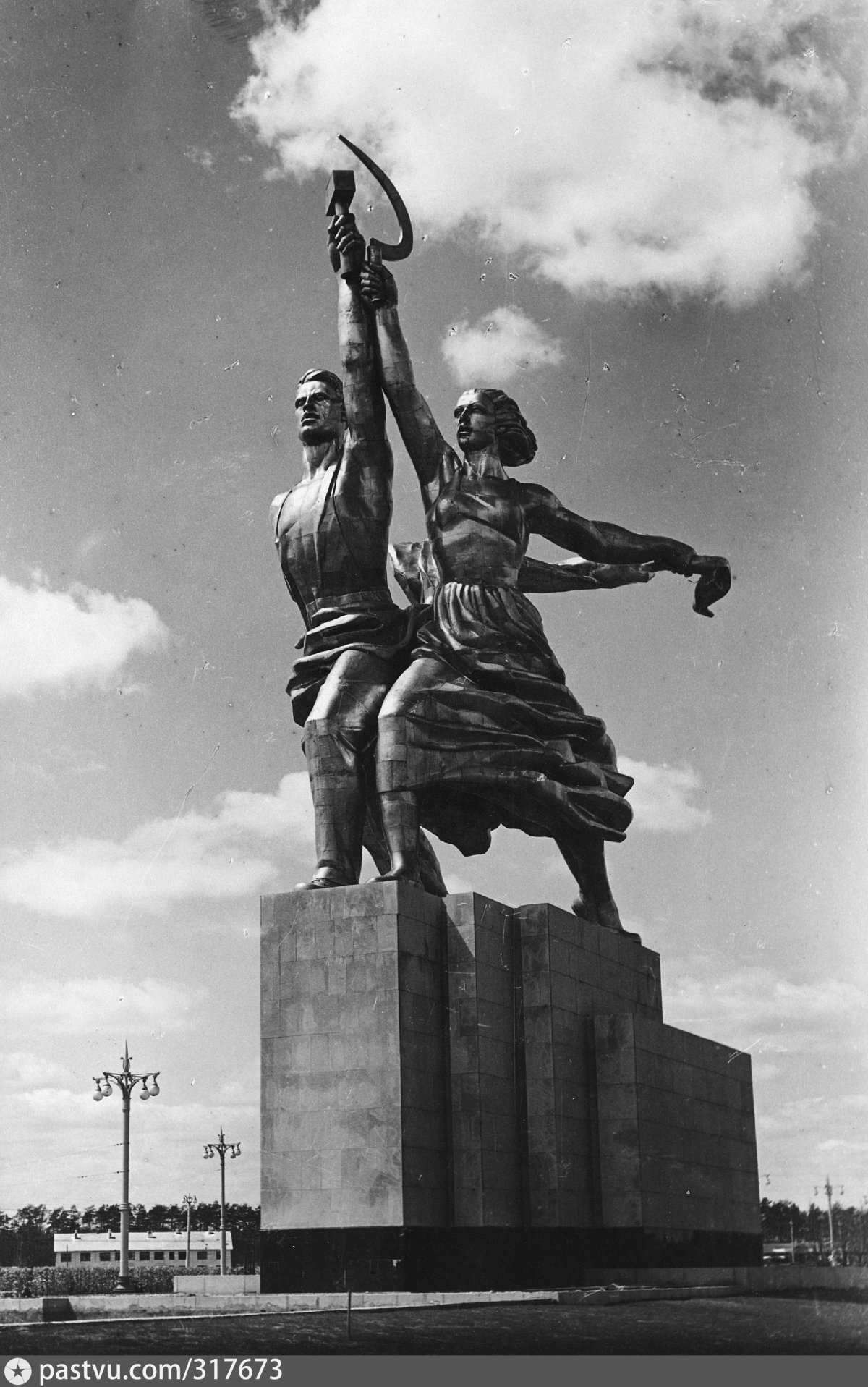 Мухина рабочий и колхозница 1937
