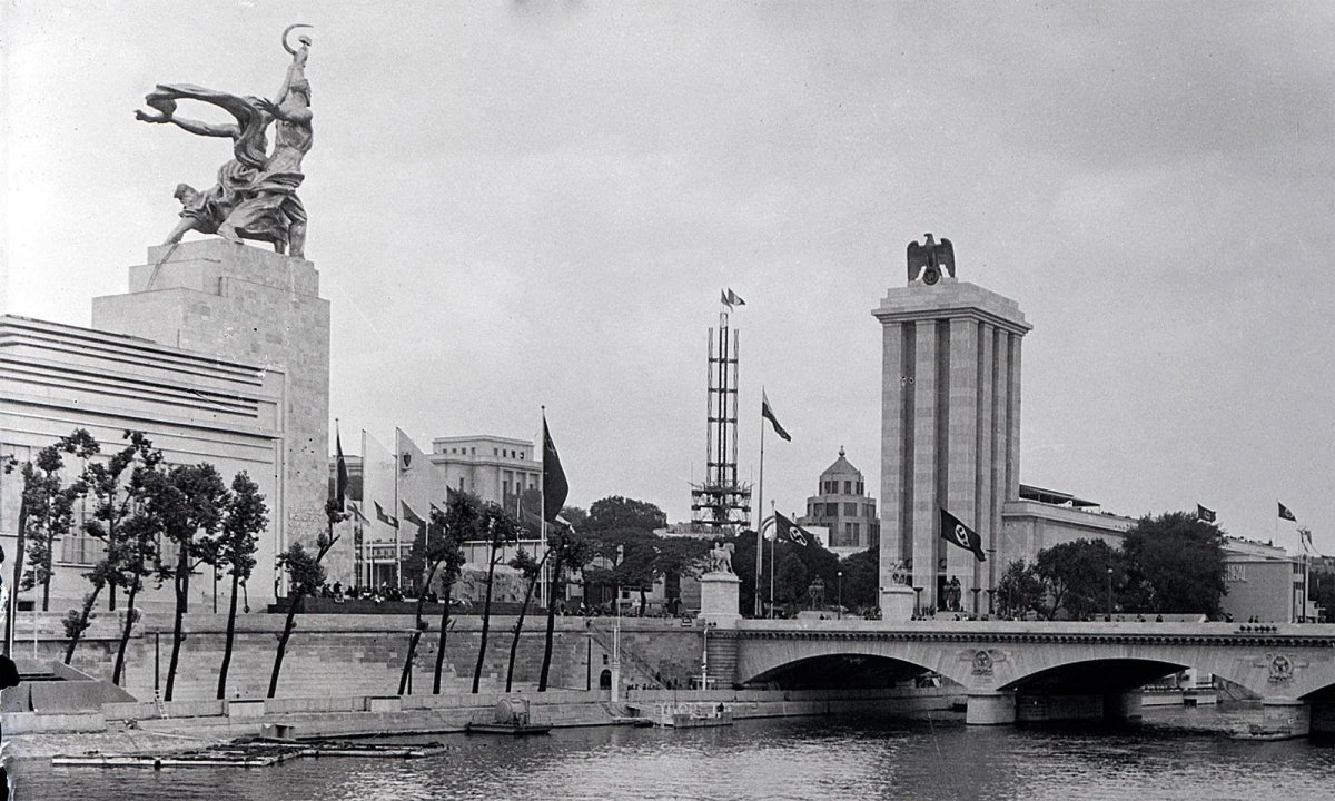 Рабочий и колхозница в Париже 1937