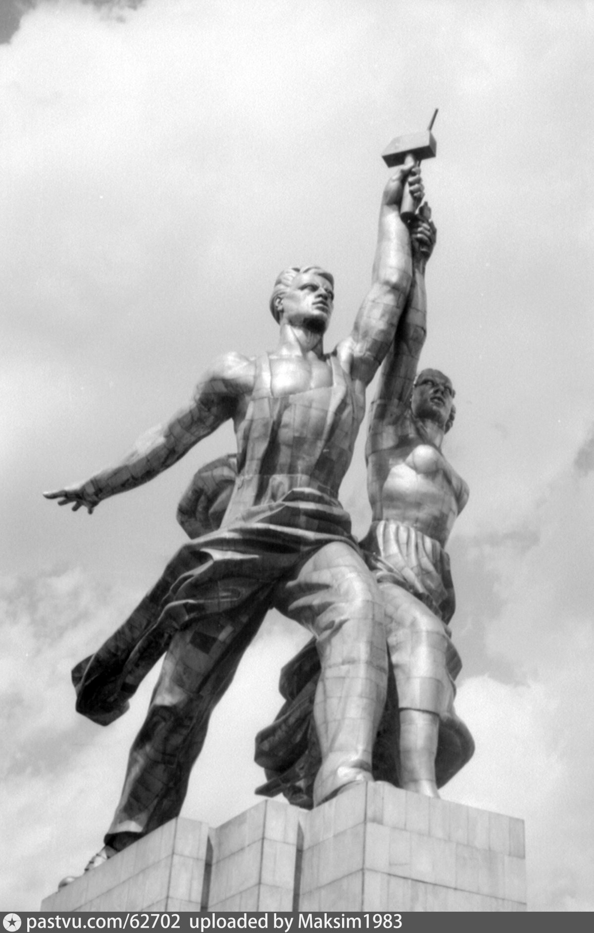 Скульптура рабочий и колхозница 1937 г Вера Мухина