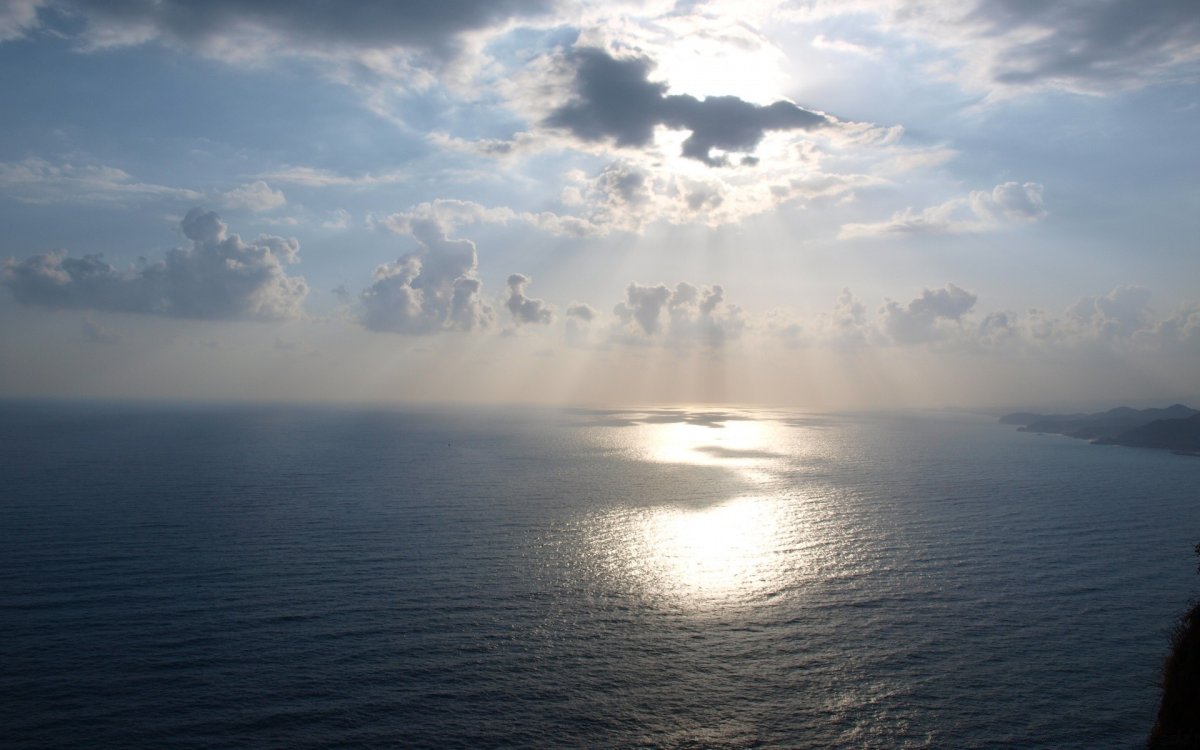 Лучи солнца на море