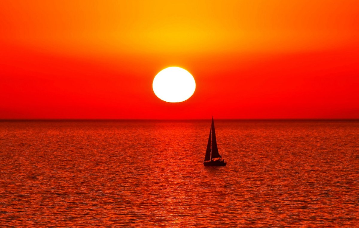 Красный закат на море