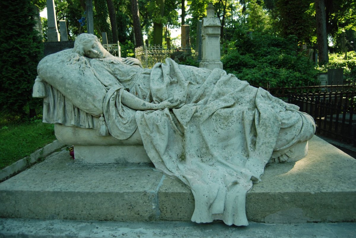 Спящая красавица памятник