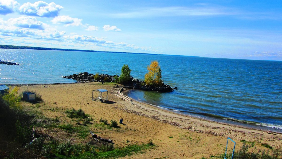 Пляжи на камнях на Обском море