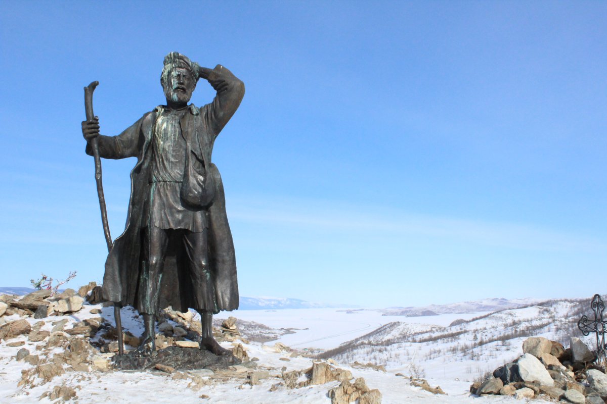 Памятник бродяге на Байкале