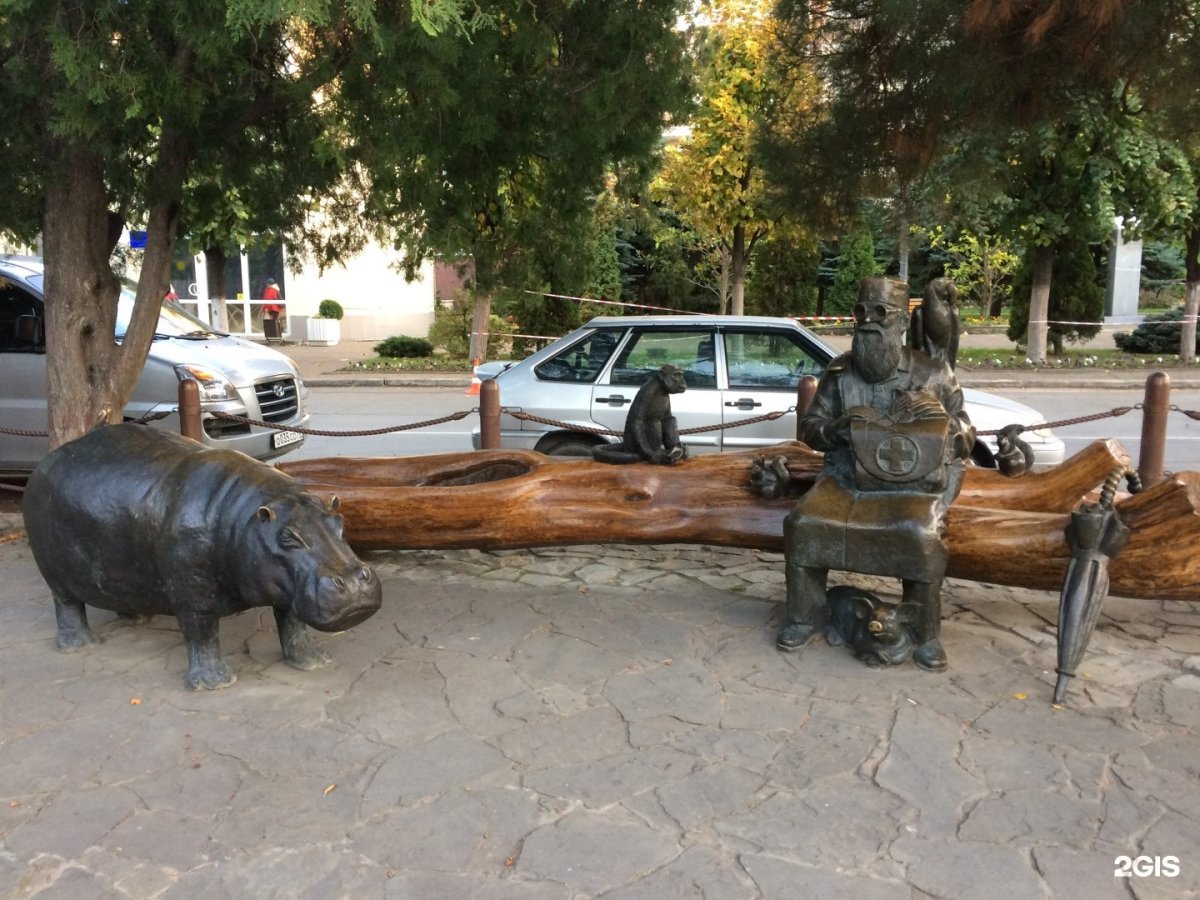 Памятник доктор Айболит в Анапе