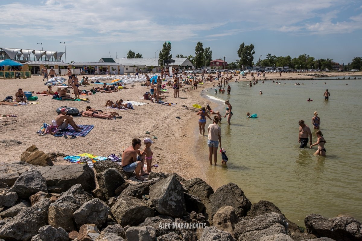 Азовское море пляж с людьми