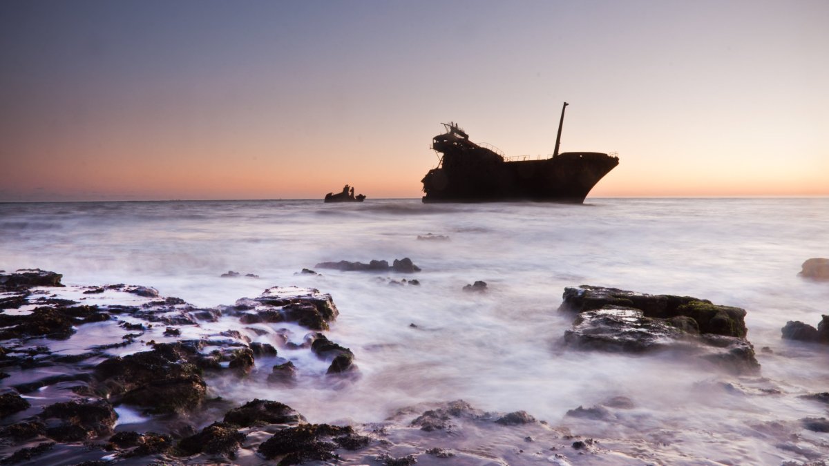 Море корабль берег