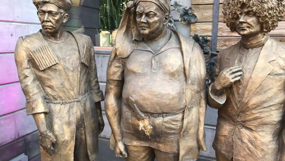 Памятник трусу балбесу и бывалому в Ереване