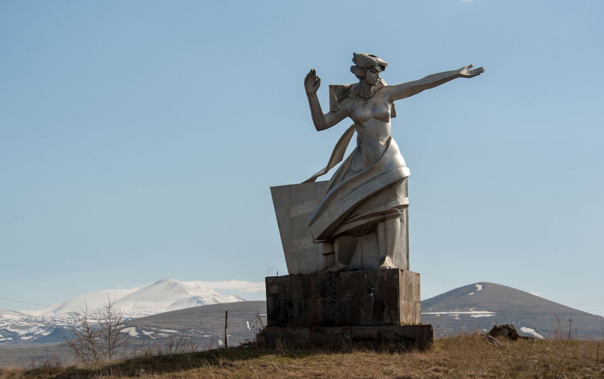 Севан Ереван памятник