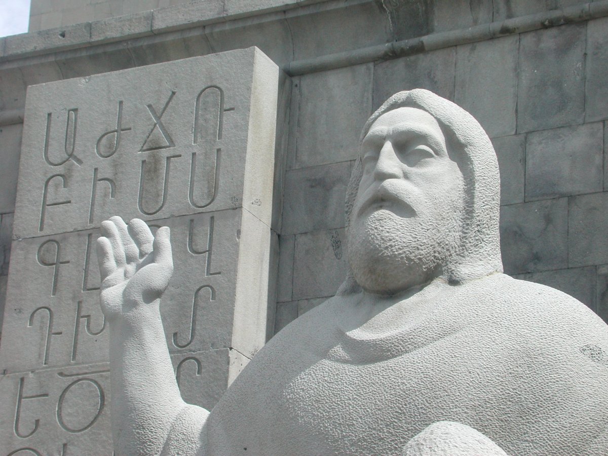 Месроп Маштоц памятник