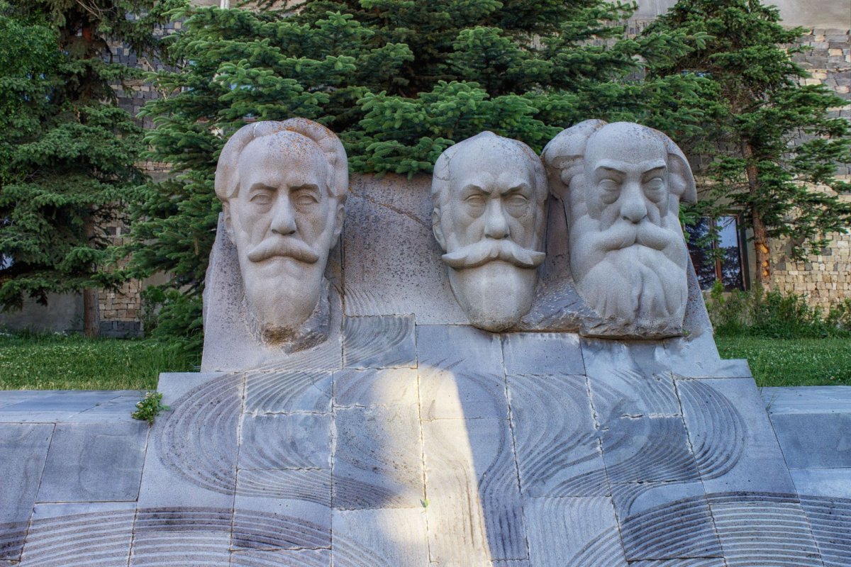 Памятник братьям Орбели