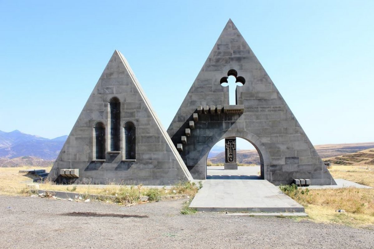 Памятник в Апаране