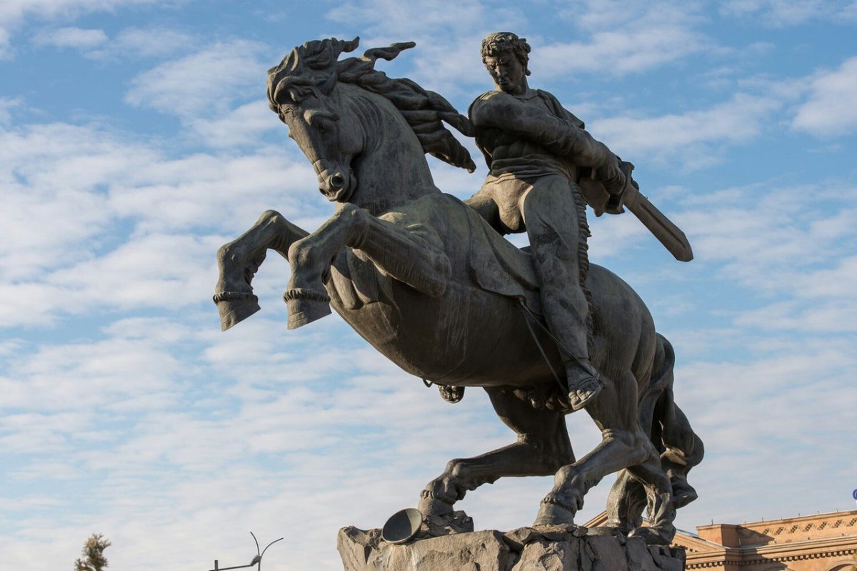 Памятник Давиду Сасунскому