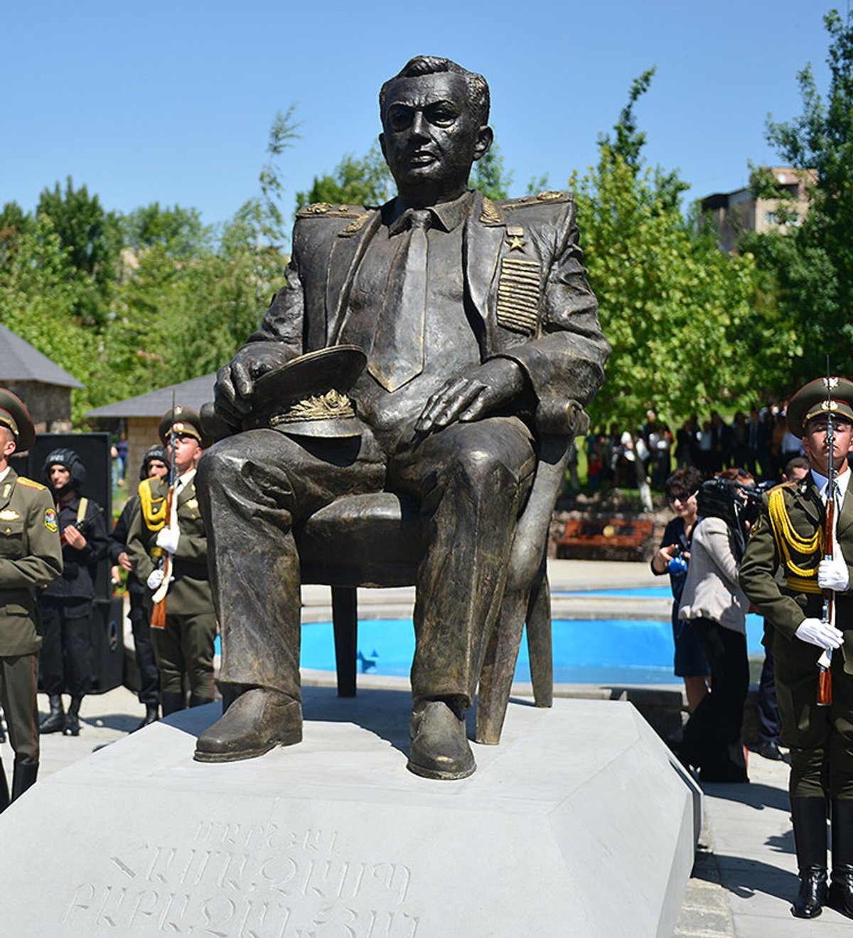 Памятник Бабаджаняну в Ереване