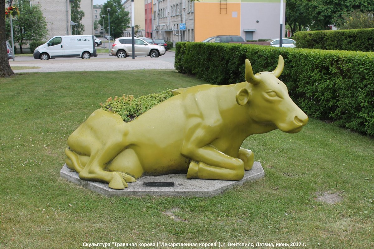 Корова скульптура