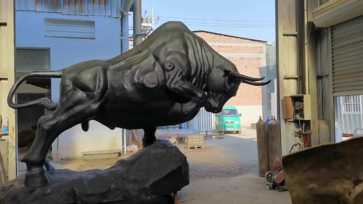 Памятник быку в Энгельсе