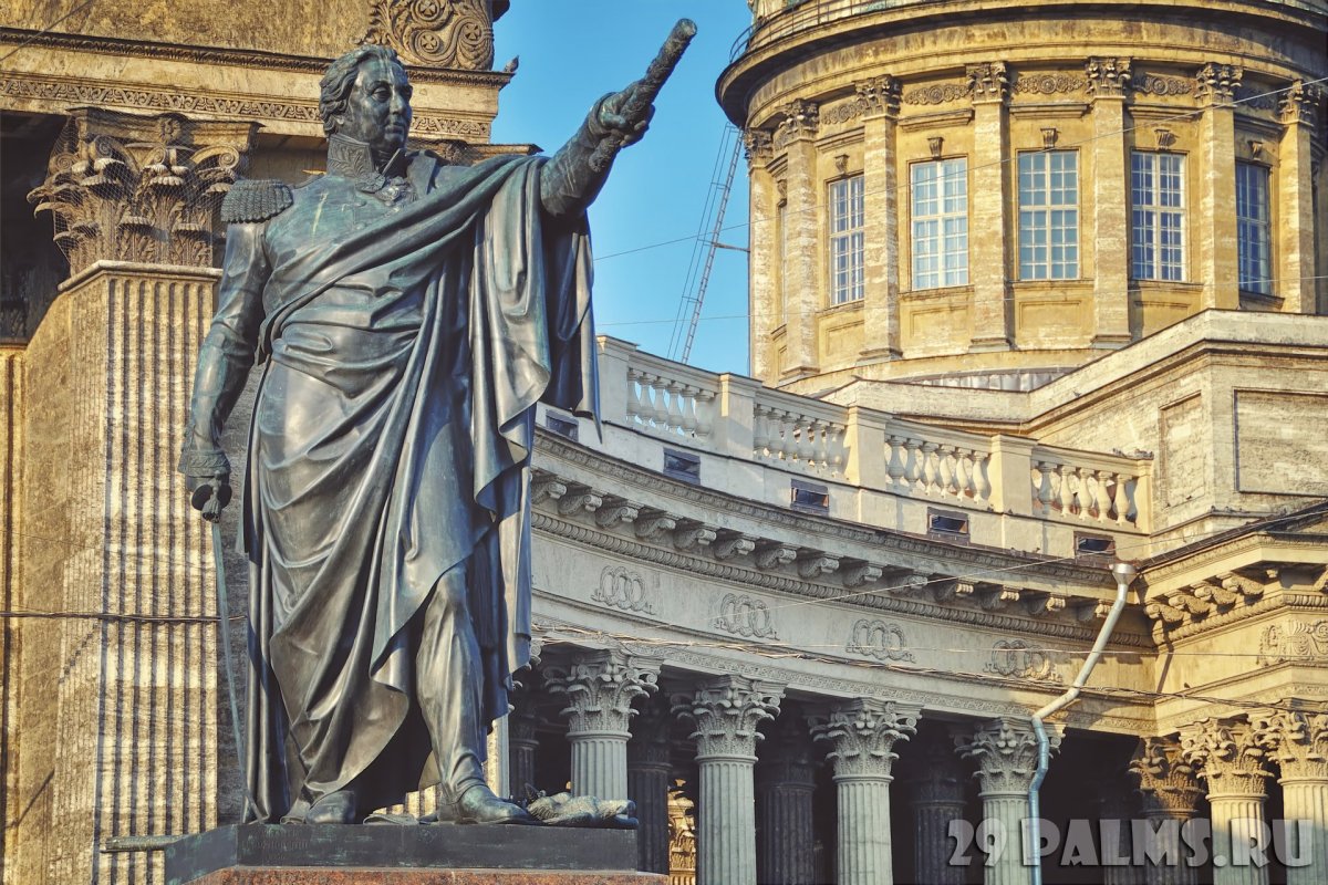 Казанский собор в Санкт-Петербурге фигуры