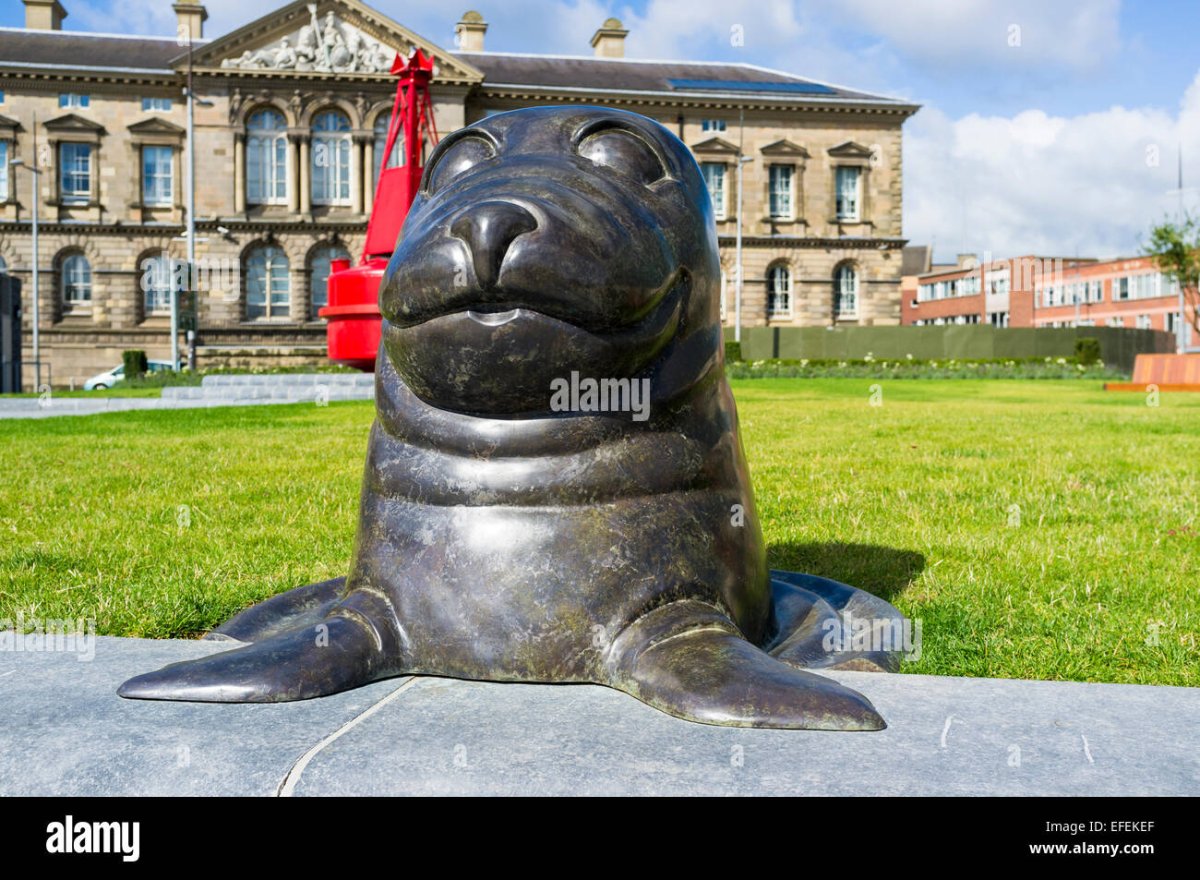 Sculpture Seal woman