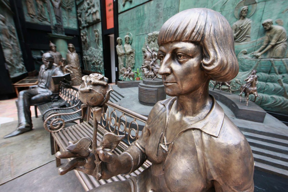 Памятник Марине Цветаевой (2012, сен-Жиль-Круа-де-ви, Франция)