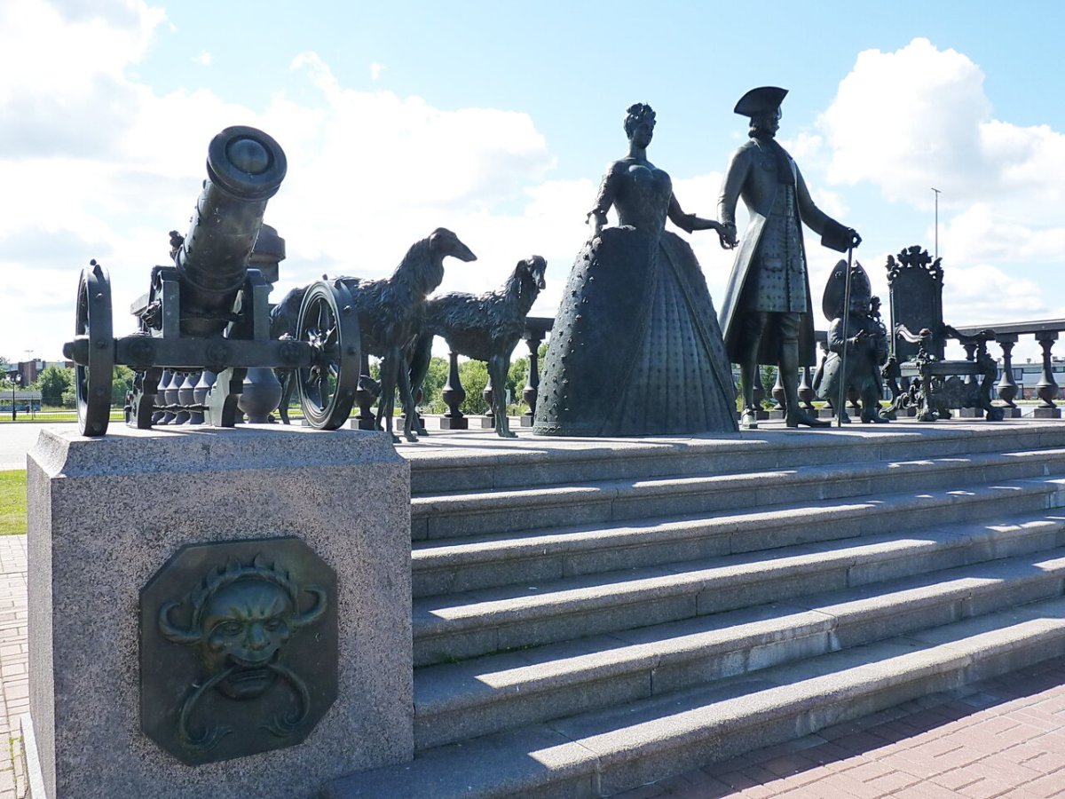 Скульптурная композиция «Царская прогулка»,Стрельна