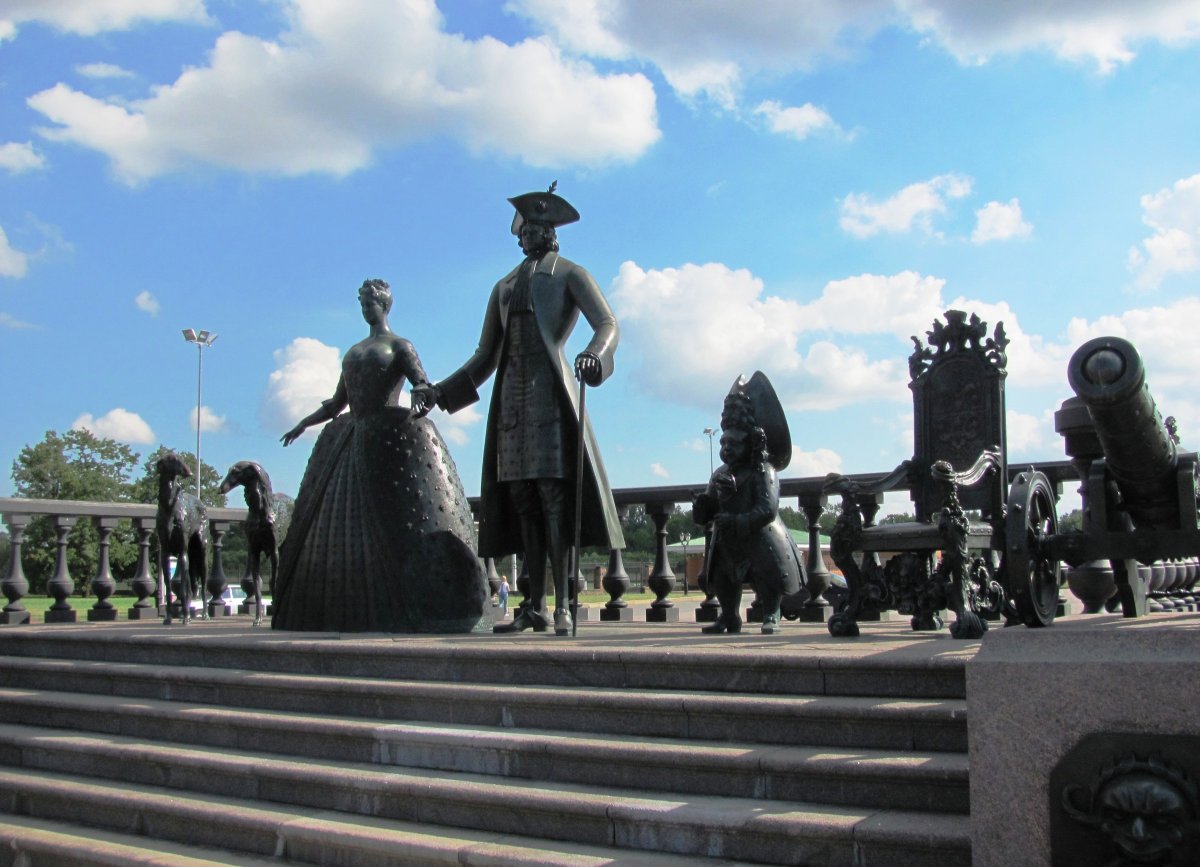 Царская прогулка памятник в Стрельне