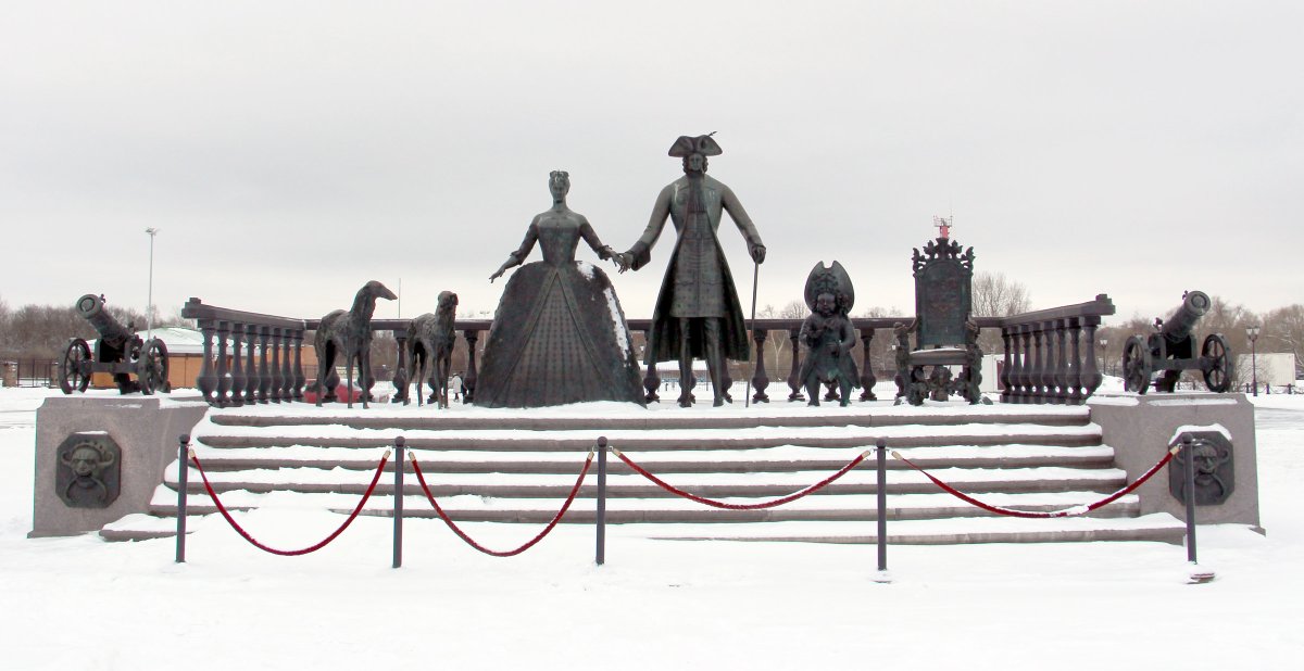 Царская прогулка памятник в Стрельне