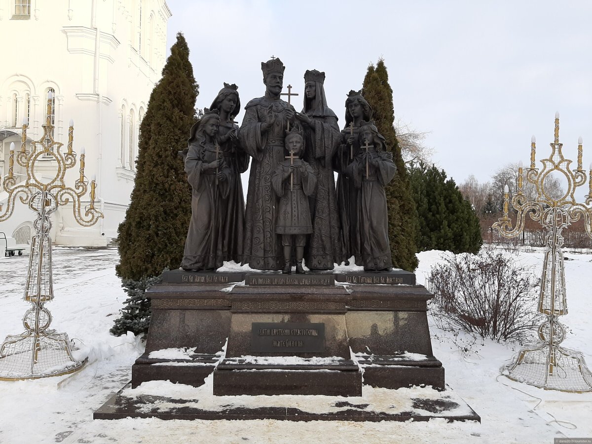 Памятник царской семье в Дивеево