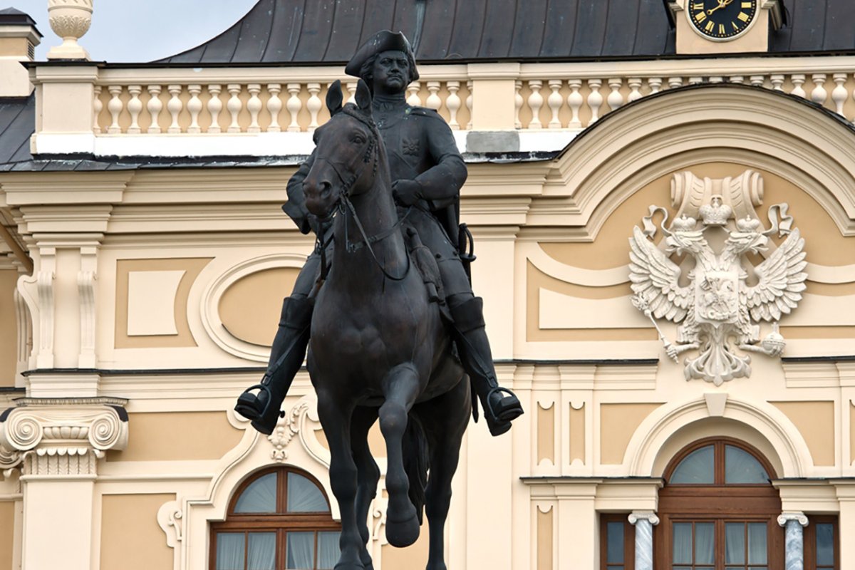 Памятник Петру у Константиновского дворца