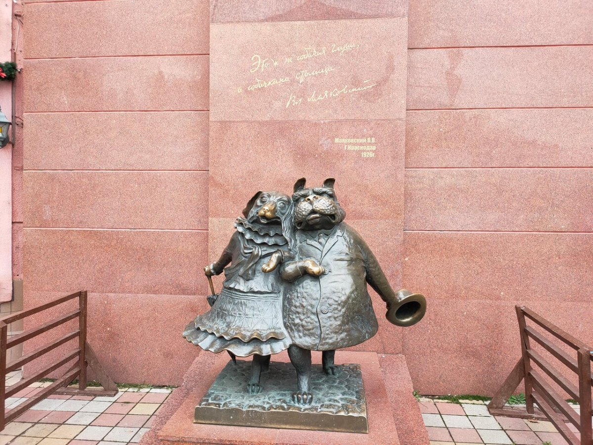 Скульптура влюбленные собачки