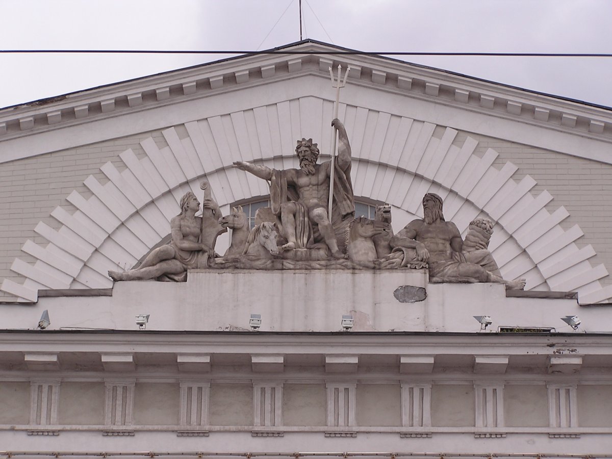 Нептун на здании биржи в Санкт-Петербурге