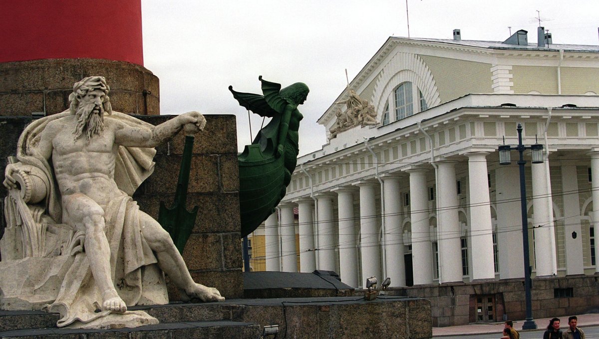 Нептун на на стрелке Васильевского острова