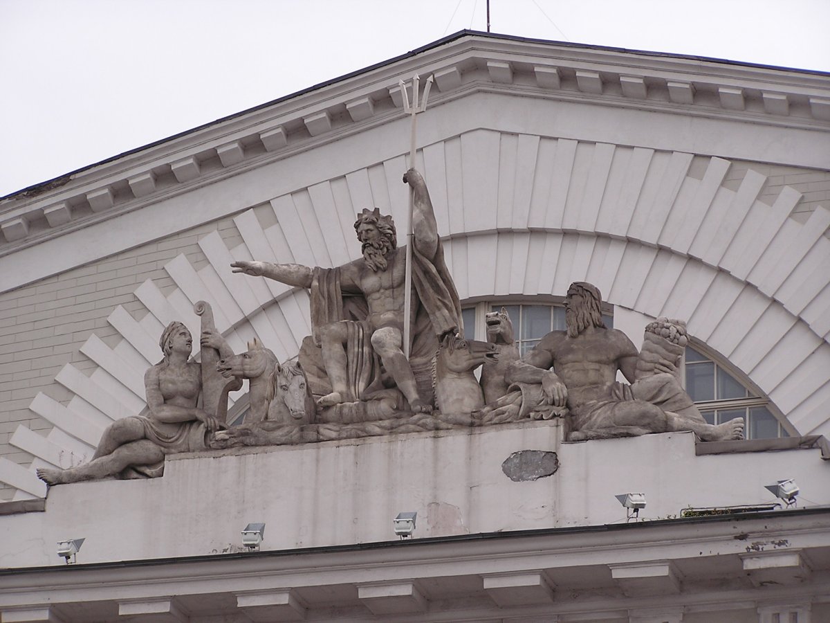 Нептун на здании биржи в Санкт-Петербурге