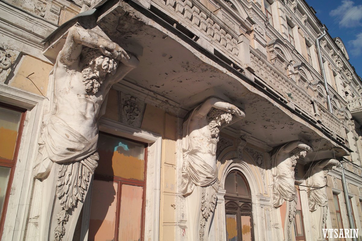 Атланты и кариатиды в Московской архитектуре