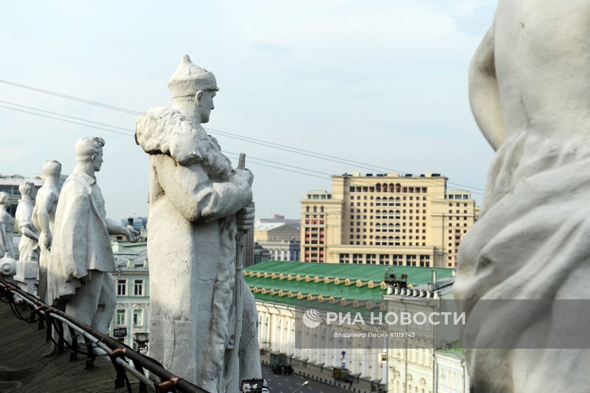 Статуя у библиотеки им Ленина