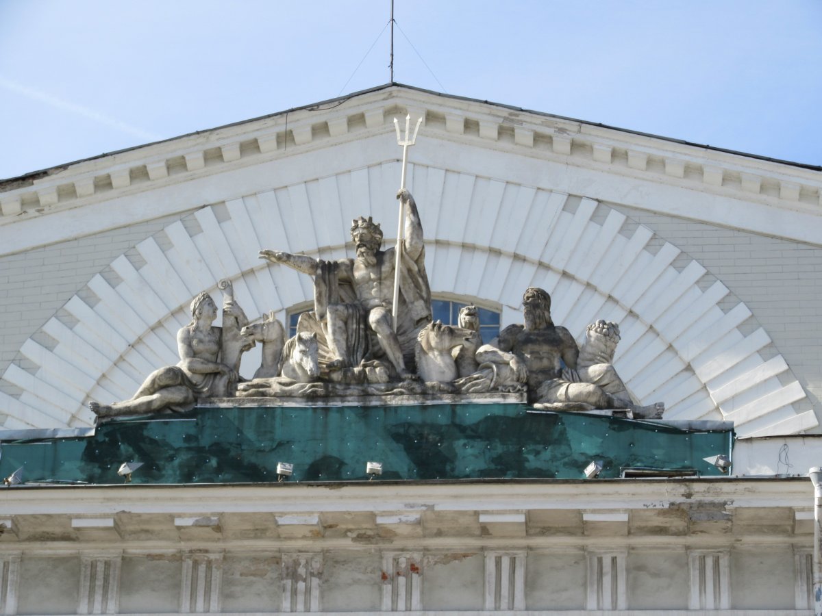 Посейдон на здании биржи в СПБ