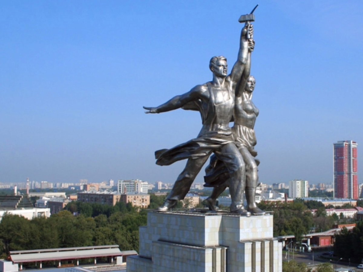 Москва монумент «рабочий и колхозница