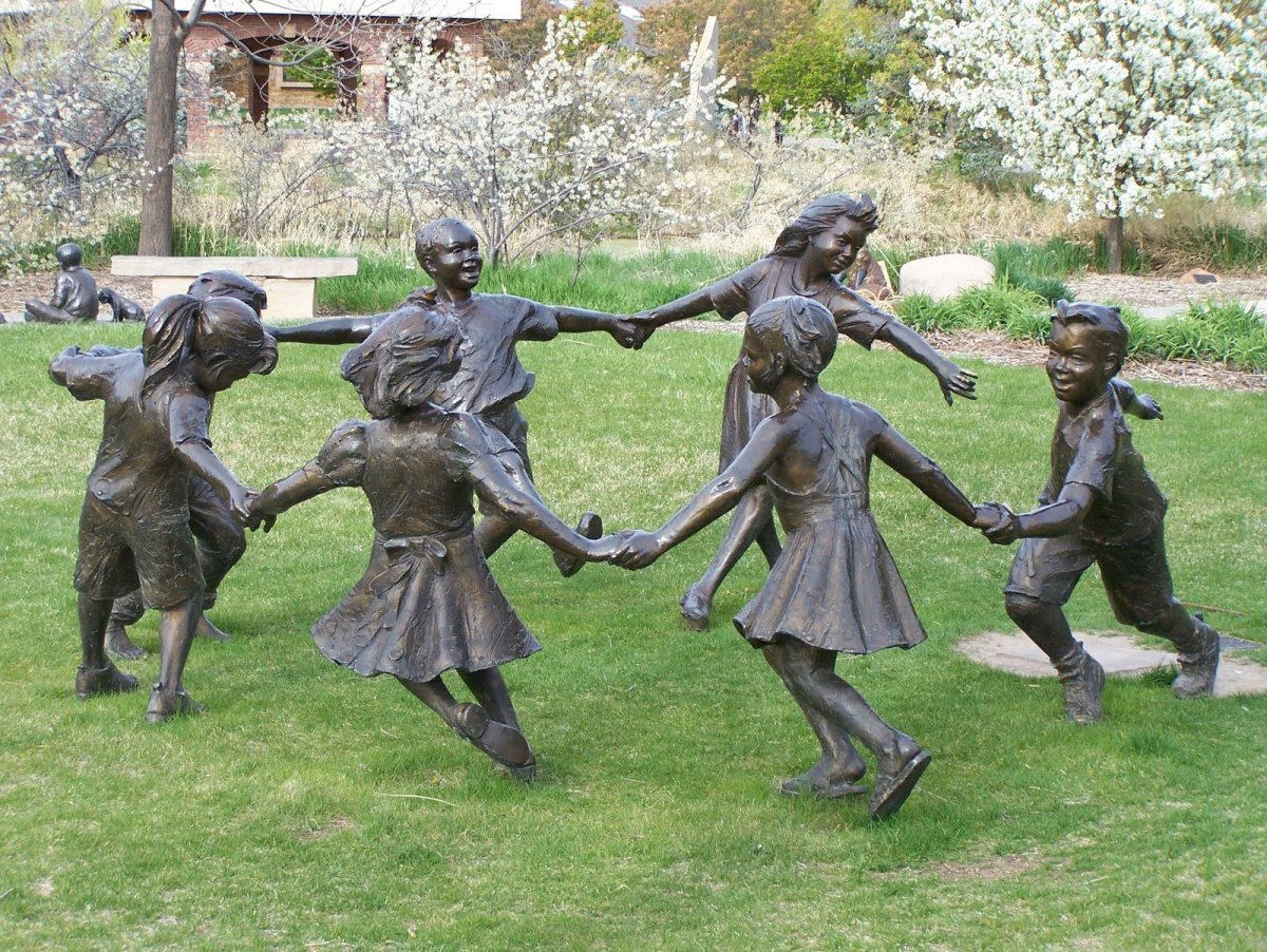 Уличные латунные скульптуры в парке