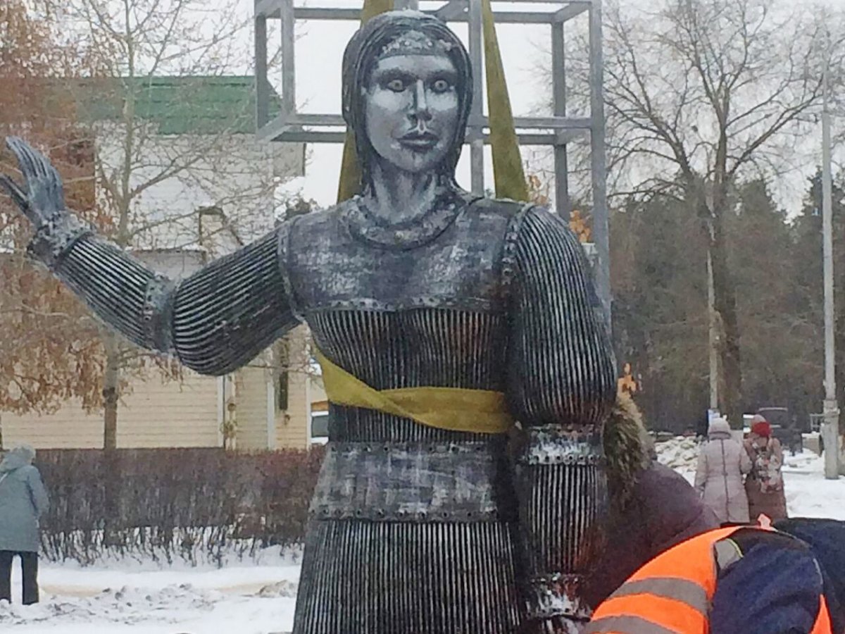 Статуя Аленки в МСК