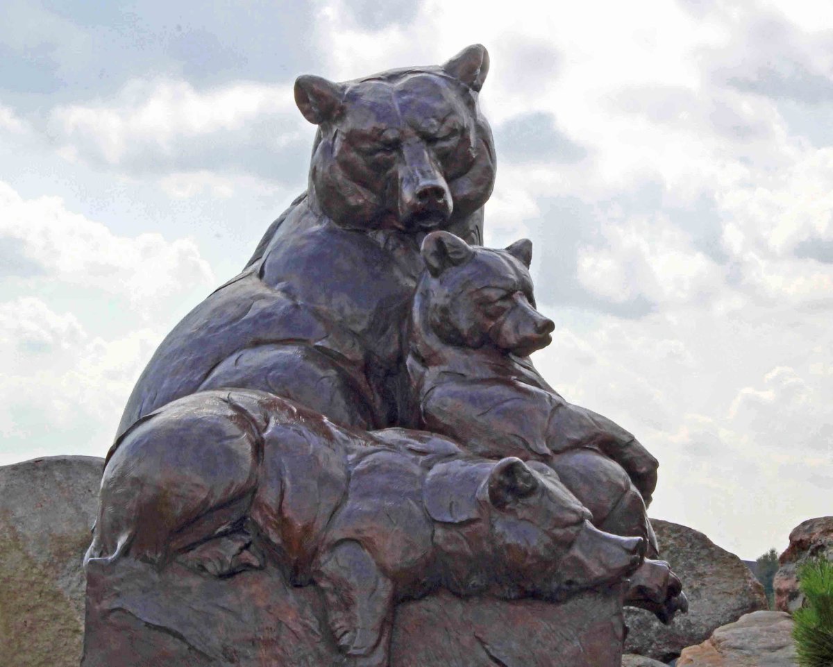 Памятник медведю в Санкт-Петербурге