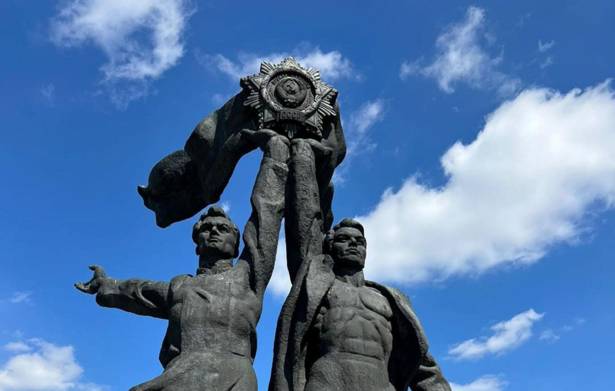 Киев памятник дружбы народов России и Украины