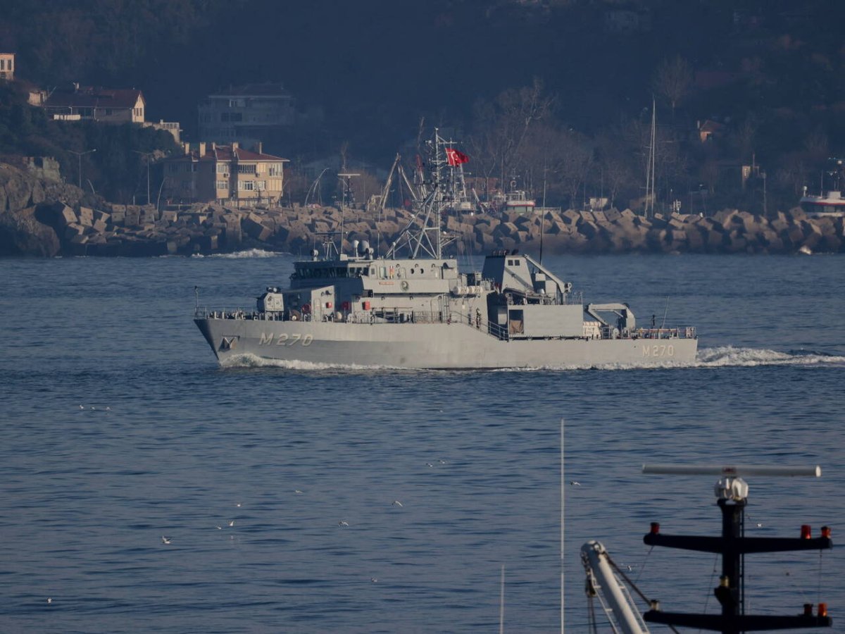 Корабль на берегу черного моря